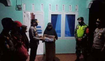 Kapolsek Gunung Kijang Iptu Melki Sihombing saat berpatroli sekaligus membagikan paket sembako kepada warga terdampak Covid 19 di wilayah Gunung Kijang.