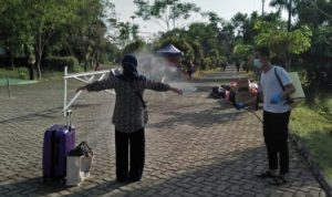 Pasien karantina terpadu di Hotel Lohas yang sudah dinyatakan sembuh hendak pulang menuju kediamannya di Tanjungpinang.
