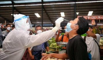 Petugas medis saat melakukan pemeriksaan antigen kepada pedagang di pasar Bintan Centre Tanjungpinang. Petugas medis saat melakukan pemeriksaan antigen kepada pedagang di pasar Bintan Centre Tanjungpinang.
