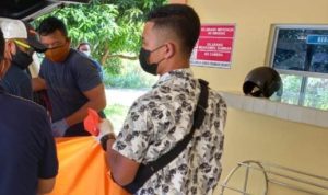 Petugas mengevakuasi mayat Dhany 44 pekerja Lobam yang ditemukan meninggal dunia di Wisma Pesona Tanjunguban.