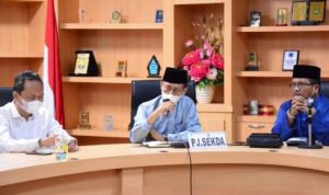 Pj Sekda kepri Lamidi saat memimpin Rapat koordinasi Pemberiaan bantuan beras pada masyarakat terdampak PPKM akibat Covid di Kepri