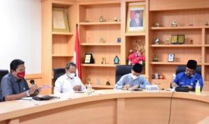 Pj.Sekda Kepri Lamidi saat memimpin rapat Koordinasi rencana pembagian bantuan beras pada masyaraat terdampak PPKM akibat Pademi di Kepri