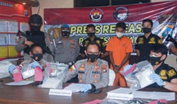 Polres Bitan saat menggelar konfrernsi Pers Penangkapan TKI yang memabwa sabu dan Esktasi dari Malaysia Polres Bitan saat menggelar konfrernsi Pers Penangkapan TKI yang memabwa sabu dan Esktasi dari Malaysia