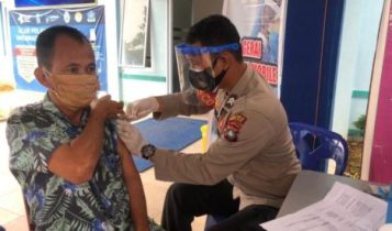 Ratusan warga mengikuti vaksinasi bersempena program Gerai Vaksin Mobile Urkes Polres Bintan bekerjasama dengan RSUD Bintan di Kijang.