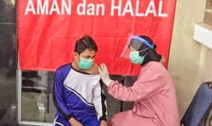 Salah seorang pelajar MTs Miftahul Ulum Kawal Kecamatan Gunung Kijang saat divaksin beberapa hari lalu.