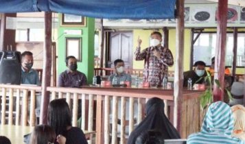 Satgas COVId Kepri dan Tanjungpinang saat melakukan Sosialisasi Ke Masyarakat Kampung Bulang atas penggunaan SMK 3 Jadi tempat Penampungan Karantina Terpadi Positif Covid 19 di Tanjungpinang