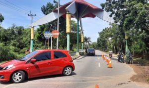 Sebuah mobil warga Tanjungpinang terpaksa memutar balik di kaasan penyekatan PPKM Darurat Covid 19 kota Tanjungpinang