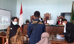 Terdakwa Rini Pratiwi usai menjalani Sidang dengan agenda pembacaan Pembelaan Pledoi di PN Tanjungpinang