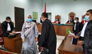 Terdakwa penggunaan titel akademik palsu Rini Pratiwi dan penasihat hukumnya saat agenda sidang pembacaan tuntutan jaksa di PN Tanjungpinang.