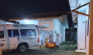 Tim Medis RSUD Tanjungpinang saat melakukan evakuasi terhadap zasad korban sundari