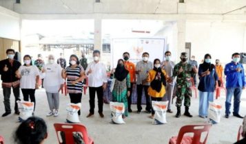 Wagub Kepri Hj Marlin didampingi Walikota Batam H Rudi saat membagikan bantuan beras kepada warga di kawasan Tiban Wagub Kepri Hj Marlin didampingi Walikota Batam H Rudi saat membagikan bantuan beras kepada warga di kawasan Tiban