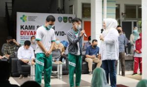 Wagub Marlin saat memberi semangat pada siswa dan sisei SMP dan SMA di Batam untuk divaksin