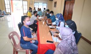 Warga Kota Tanjungpinang sedang mengikuti vaksinasi tahap II di Polres Tanjungpinang.