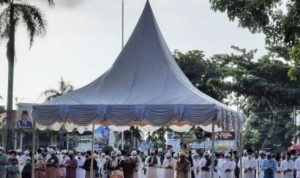 Warga Tanjungpinang melaksanakan sholat Idul Fitri 1442 H, di lapangan Pamedan beberapa waktu lalu. (Foto: Ismail/Presmedia.id).