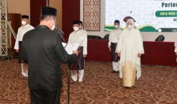 gubernur Kepri Ansar Ahmad saat melantik wagub Kepri Hj.Marlin sebagai Ketua LPTQ Kepri.