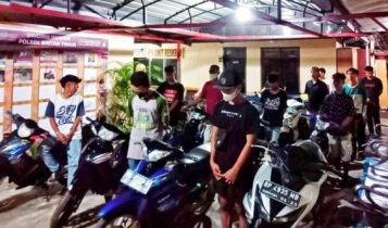Belasan remaja dan barang bukti sepeda motor yang diamankan aparat Polsek Bintan Timur