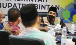 Bupati Bintan Roby Kurniawan saat menerima tokoh masyarakat Tambelan di Ruang Rapat Kantor Bapelitbang Bintan
