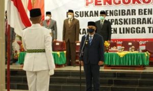 Bupati Lingga M.Nizar saat mengukuhkan Pasukan Pengibar Bendera Pusaka Paskibraka Peringatan HUT RI ke 76 tahun 2021 di Lingga
