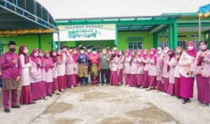 Bupati Lingga Muhammad Nizar bersama para staf saat penyerahan dua unit mobil ambulance untuk puskesmas di Puskesmas Desa Lanjut