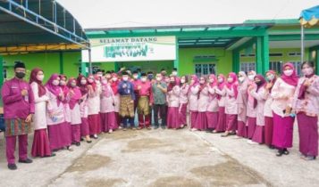 Bupati Lingga Muhammad Nizar bersama para staf saat penyerahan dua unit mobil ambulance untuk puskesmas di Puskesmas Desa Lanjut Bupati Lingga Muhammad Nizar bersama para staf saat penyerahan dua unit mobil ambulance untuk puskesmas di Puskesmas Desa Lanjut