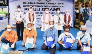 Endang Budi Karya dan Dewi Ansar Bagi Sembako Di Bandara RHF Tanjungpinang