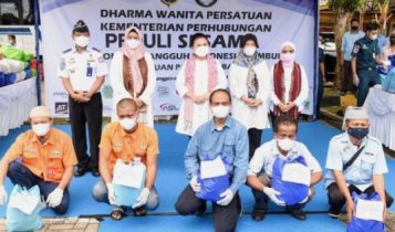 Endang Budi Karya dan Dewi Ansar Bagi Sembako Di Bandara RHF Tanjungpinang