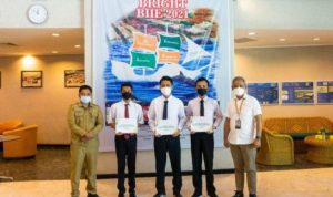 GM.PT BIIE Lobam Adiya dan Camat Sri Kuala Lobam bersama 3 siswa Penerima Beasiswa Kuliah Gratis di