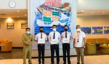 GM.PT BIIE Lobam Adiya dan Camat Sri Kuala Lobam bersama 3 siswa Penerima Beasiswa Kuliah Gratis di GM.PT BIIE Lobam Adiya dan Camat Sri Kuala Lobam bersama 3 siswa Penerima Beasiswa Kuliah Gratis di