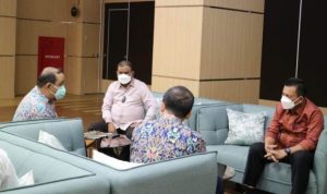 Gubernur Ansar Ahmad kepada Direktur Pembangunan Jembatan di Ditjen Bina Marga Yudha Handita Panjiriawan didampingi Sekretaris Ditjen Bina Marga Abram Elsajaya Barus