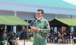 Gubernur Ansar saat meninjau pelaksanaan vaksinasi bagi warga Sambau dan Nongsa di Lanud Hang Nadim Batam