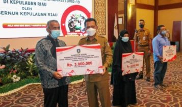 Gubernur Kepri Ansar Ahmad Saat menyerahkan secara simbolis Bantuan Sosial pada masyarakat kurang mampu dan Terdampak serta terkonfirmasi Covid 19 di Tanjungpinang yang diwakili keluarganya. Gubernur Kepri Ansar Ahmad Saat menyerahkan secara simbolis Bantuan Sosial pada masyarakat kurang mampu dan Terdampak serta terkonfirmasi Covid 19 di Tanjungpinang yang diwakili keluarganya.