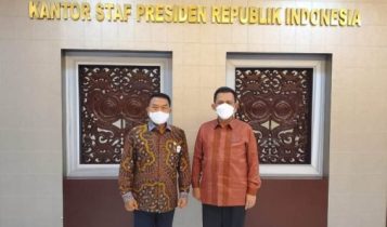 Gubernur Kepri Ansar Ahmad saat berada da bertemu dengan staf kepresidenen Muldoko Gubernur Kepri Ansar Ahmad saat berada da bertemu dengan staf kepresidenen Muldoko
