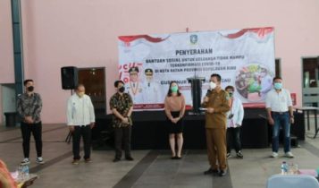 Gubernur Kepri Ansar Ahmad saat membagikan Bansos pada warga terkonfirmasi Covid 19 di Batam. Gubernur Kepri Ansar Ahmad saat membagikan Bansos pada warga terkonfirmasi Covid 19 di Batam.