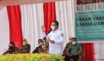 Gubernur Kepri Ansar Ahmad saat meninjau langsung kegiatan pekan vaksinasi massal yang dihelat Kejati Kepri di Senggarang Tanjungpinang.