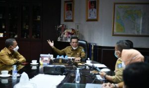 Gubernur Kepri H Ansar Ahmad mengawali kerja hari Senin pagi dengan memimpin rapat percepatan penyaluran bansos.