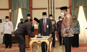 Gubernur Kepulauan Riau H. Ansar Ahmad melantik Ketua dan Wakil Ketua Badan Amil Zakat Nasional Baznas Provinsi Kepri Periode 2021 2026. di Gedung Daerah Tanjungpinang