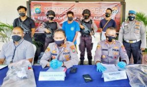 Kapolres Bintan AKBP.Bambang Sigihartono didampingi Kasat Reskrim Polres Bintan AKP.Dwisuseni dan Kapolsek Gunung Kijang Saat menggelar rilis pembunuhan Janda oleh duda di Bintan