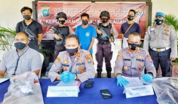 Kapolres Bintan AKBP.Bambang Sigihartono didampingi Kasat Reskrim Polres Bintan AKP.Dwisuseni dan Kapolsek Gunung Kijang Saat menggelar rilis pembunuhan Janda oleh duda di Bintan