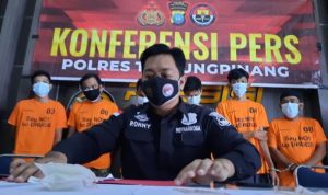 Kasatnarkoba Polres Tanjungpinang AKP Ronny Burungudju saat ekspose penangkapan para tersangka narkoba jenis sabu di Mapolres Tanjungpinang