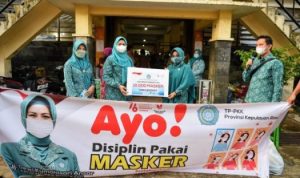 Ketua TP PKK Kepulauan Riau Hj Dewi Ansar didampingi Ketua TP PKK Lingga Maratussoliha NIzar membagikan 10.000 masker kepada warga Lingga