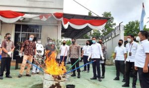 Pemusnahan Barang Bukti 55 Perkara Inkrah di Kejaksaan Negeri Bintan oleh Kepala kejaksaan dan Polres Bintan