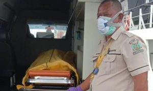 Petugas PLP dan Kesehatan Pelabuhan saat mengevakuasi Jenajah ABK Kapal MT Arcadia yang meninggal akibat sakit