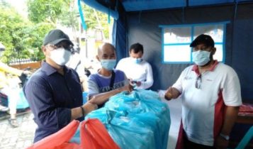 Petugas menyerahkan bantuan nasi kotak produksi Dapur Umum Pemko Tanjungpinang untuk pasien isoman Covid 19. Petugas menyerahkan bantuan nasi kotak produksi Dapur Umum Pemko Tanjungpinang untuk pasien isoman Covid 19.
