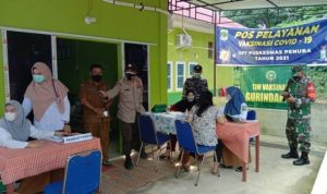 Petugas tenaga kesehatan di UPT Puskesmas Desa Penuba di bantu aparat TNI Polri Lingga menggelar vaksinasi tahap tiga bagi kalangan nakes.