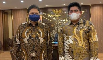 Plt Bupati Bintan Roby Kurniawan bersama Menko Perekonomian RI Airlangga Hartanto. Plt Bupati Bintan Roby Kurniawan bersama Menko Perekonomian RI Airlangga Hartanto.