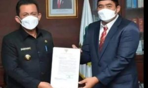 Plt Bupati Bintan Roby Kurniawan saat menerima SK penunjukan sebagai Plt.Bupati Bintan dari Gubernur Kepri