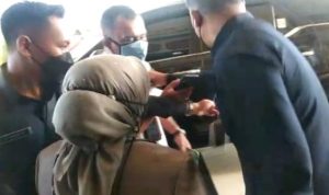 Salah satu Ajudan Wali kota Tanjungpinang mendorong dan menghalangi Wartawan saat meminta konfirmasi kepada wali kota Tanjungpinang Hj.Rahma di kanrtor Wali kota Senggarang. 1