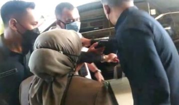 Salah satu Ajudan Wali kota Tanjungpinang mendorong dan menghalangi Wartawan saat meminta konfirmasi kepada wali kota Tanjungpinang Hj.Rahma di kanrtor Wali kota Senggarang. 1 Salah satu Ajudan Wali kota Tanjungpinang mendorong dan menghalangi Wartawan saat meminta konfirmasi kepada wali kota Tanjungpinang Hj.Rahma di kanrtor Wali kota Senggarang. 1