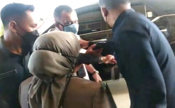 Salah satu Ajudan Wali kota Tanjungpinang mendorong dan menghalangi Wartawan saat meminta konfirmasi kepada wali kota Tanjungpinang Hj.Rahma di kanrtor Wali kota Senggarang.(Foto:Tangakapan screenchoot Video wartawan/Istimewa)