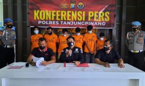 Satres Narkoba Polres Tanjungpinang saat gelar konferensi pers terkait penangkapan tujuh pelaku pengedar narkoba jenis sabu di Mapolres Tanjungpinang
